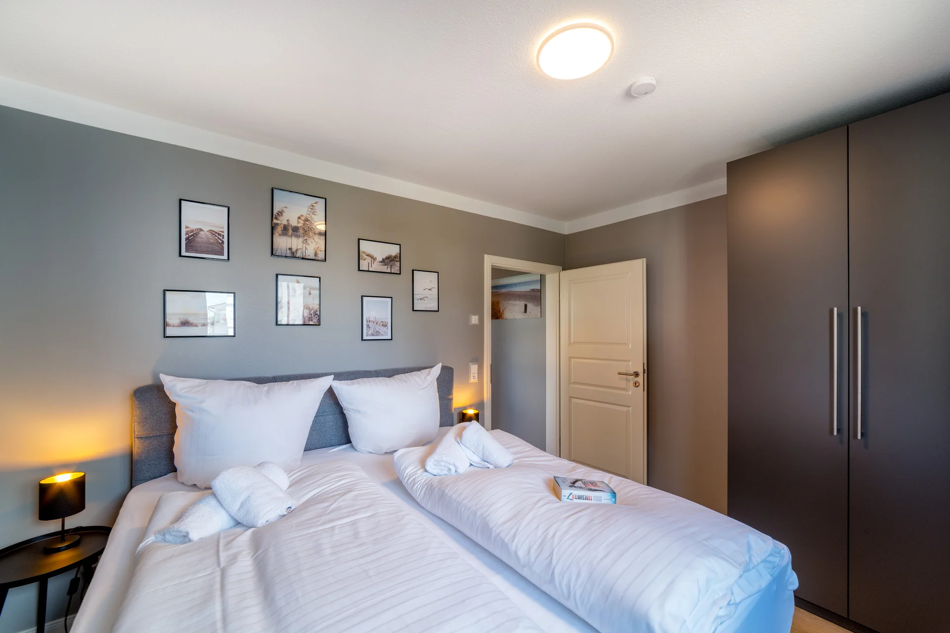 Professionell fotografiertes Ferienwohnung-Wohnzimmer auf Rügen